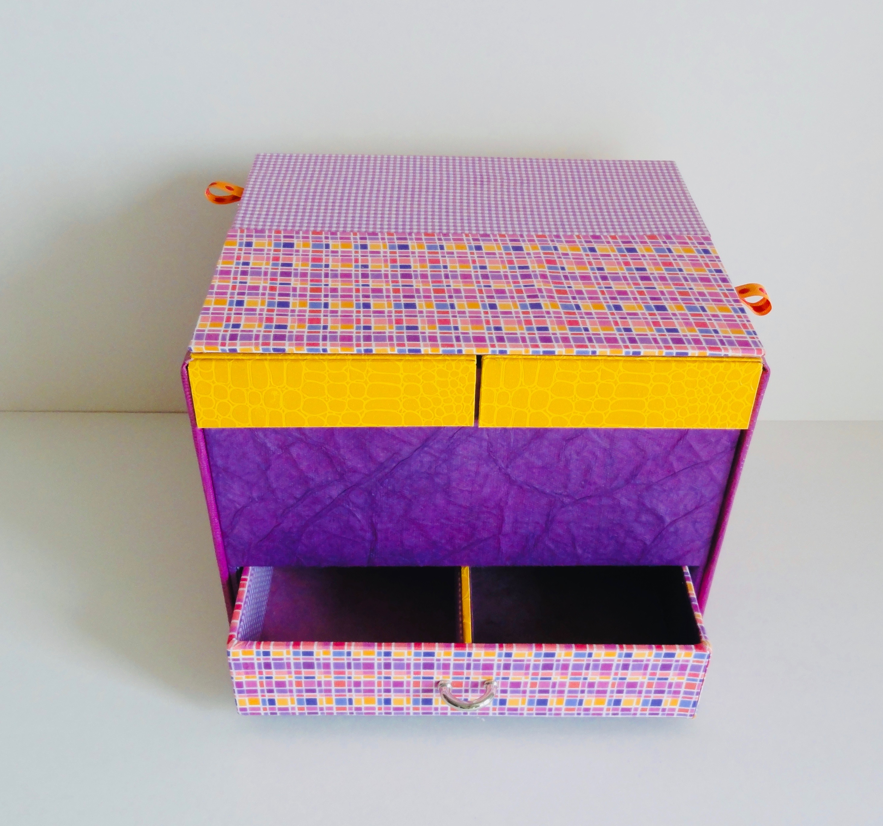 La boîte jaune et violette